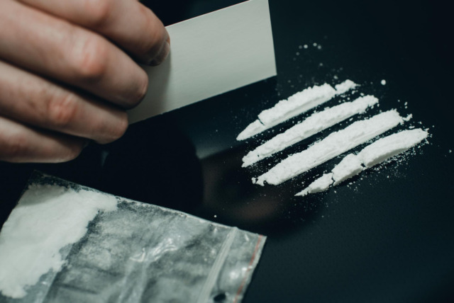 Perquisizione a Cerano, sequestrati droga e strumenti per le dosi
