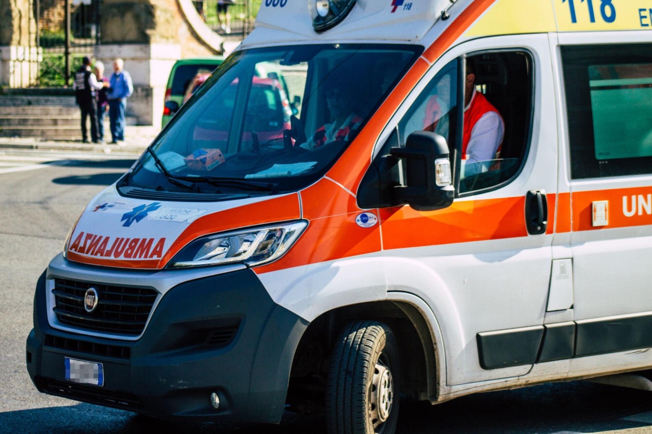 Scontro tra moto e furgone sull’A26: muore una 63enne