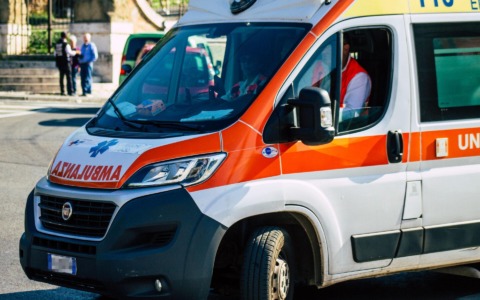 Scontro tra moto e furgone sull’A26: muore una 63enne