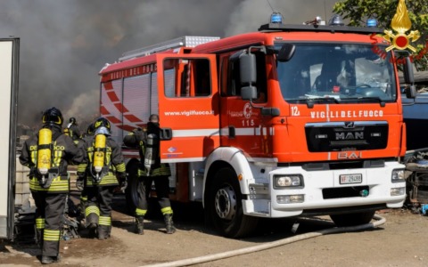 Fumo in casa, sei persone evacuate a Novara